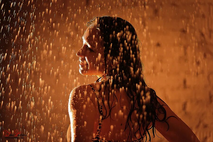 Девушка под дождем. Девушка лежит под дождем. Фотосессия с мокрыми волосами. Мокрая с разговорами. Фотосессия с мокрыми волосами.