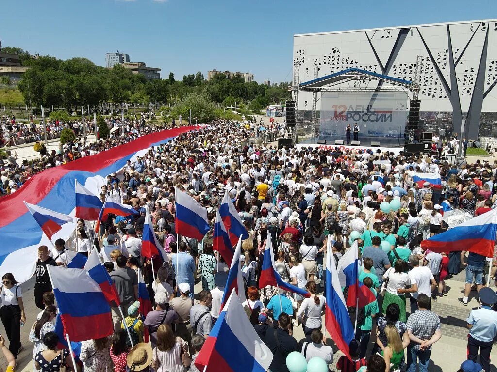 Новости про день россии. День России митинг. Митинг 12 июня. Митинг день России 2022. День России Волгоград 2022.