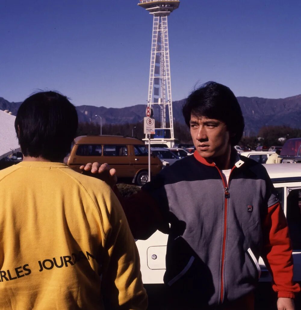 мои счастливые звезды 2 джеки чан. джеки чан мои счастливые звезды. мои счастливые звезды (1985). саммо хунг и джеки чан. мои счастливые звезды 2 джеки чан.