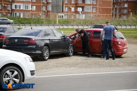 С парковки вылетела машина в краснодаре