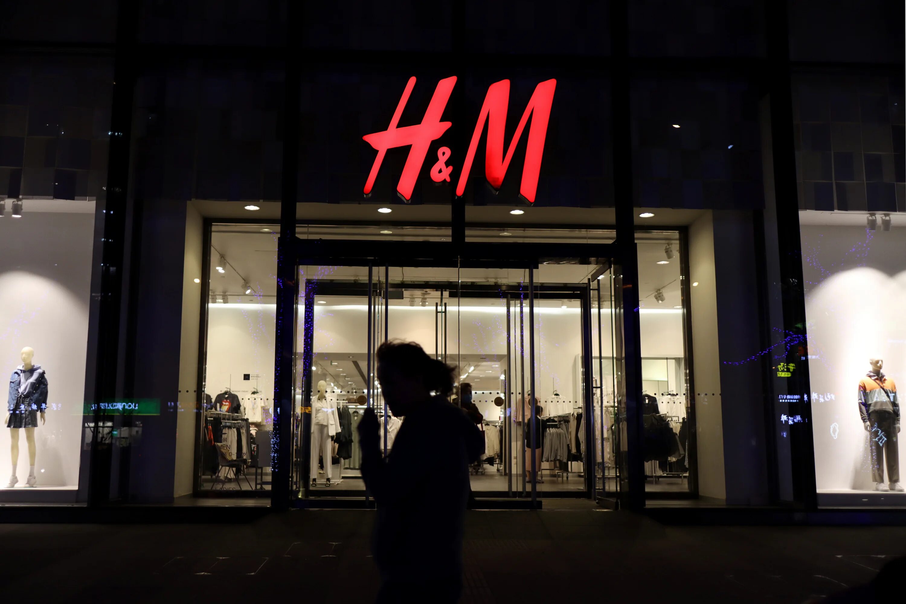 H m t. H&M закрытый магазин. Закрытый HM. HM скандал в Китае. H M закрыт.