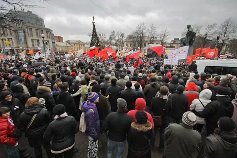 Колонна демонстрантов