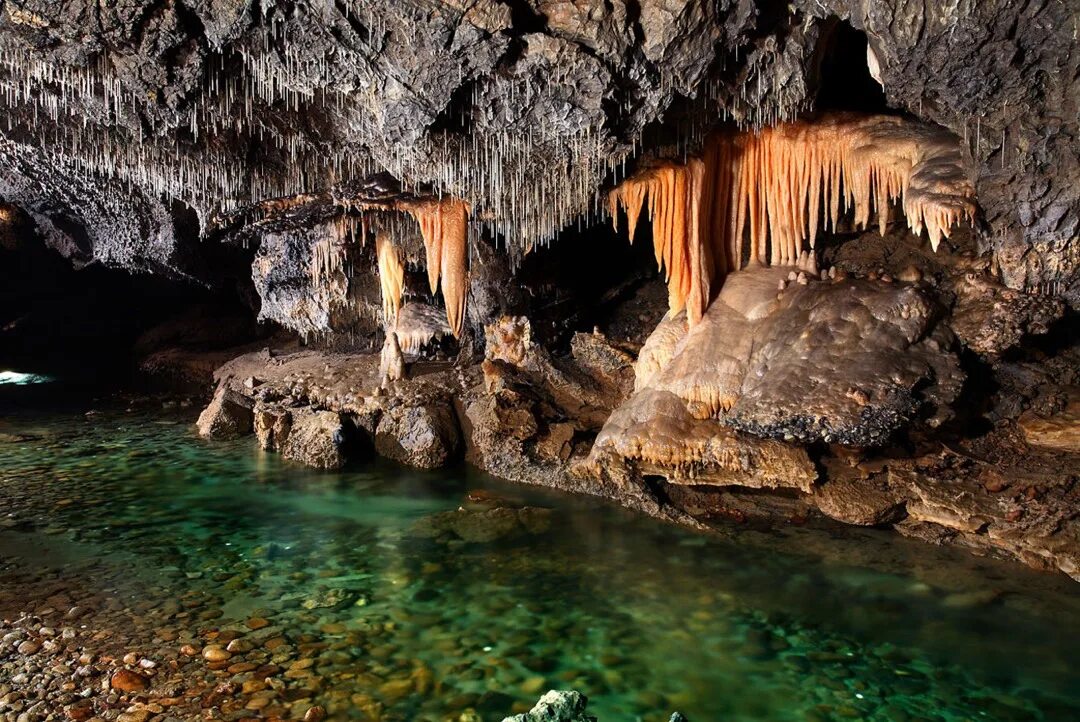 Cave v. Пещерный район Аггтелек — словацкий Карст. Сталактитовый грот в Архипо Осиповке. Пещерный район Аггтелек — словацкий Карст снаружи. Пещеры Венадо Коста Рика.