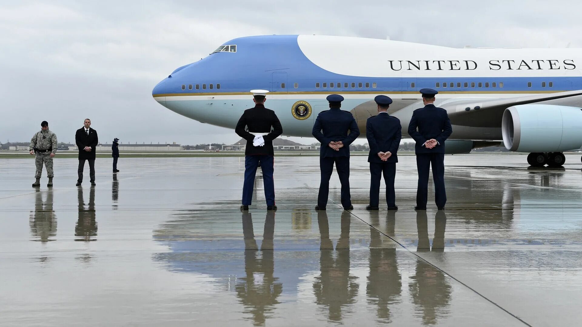 Самолёт президента Байдена. Боинг 747 Байдена. Борт номер 1 президента США. Самолет президента США Air Force one Байден.