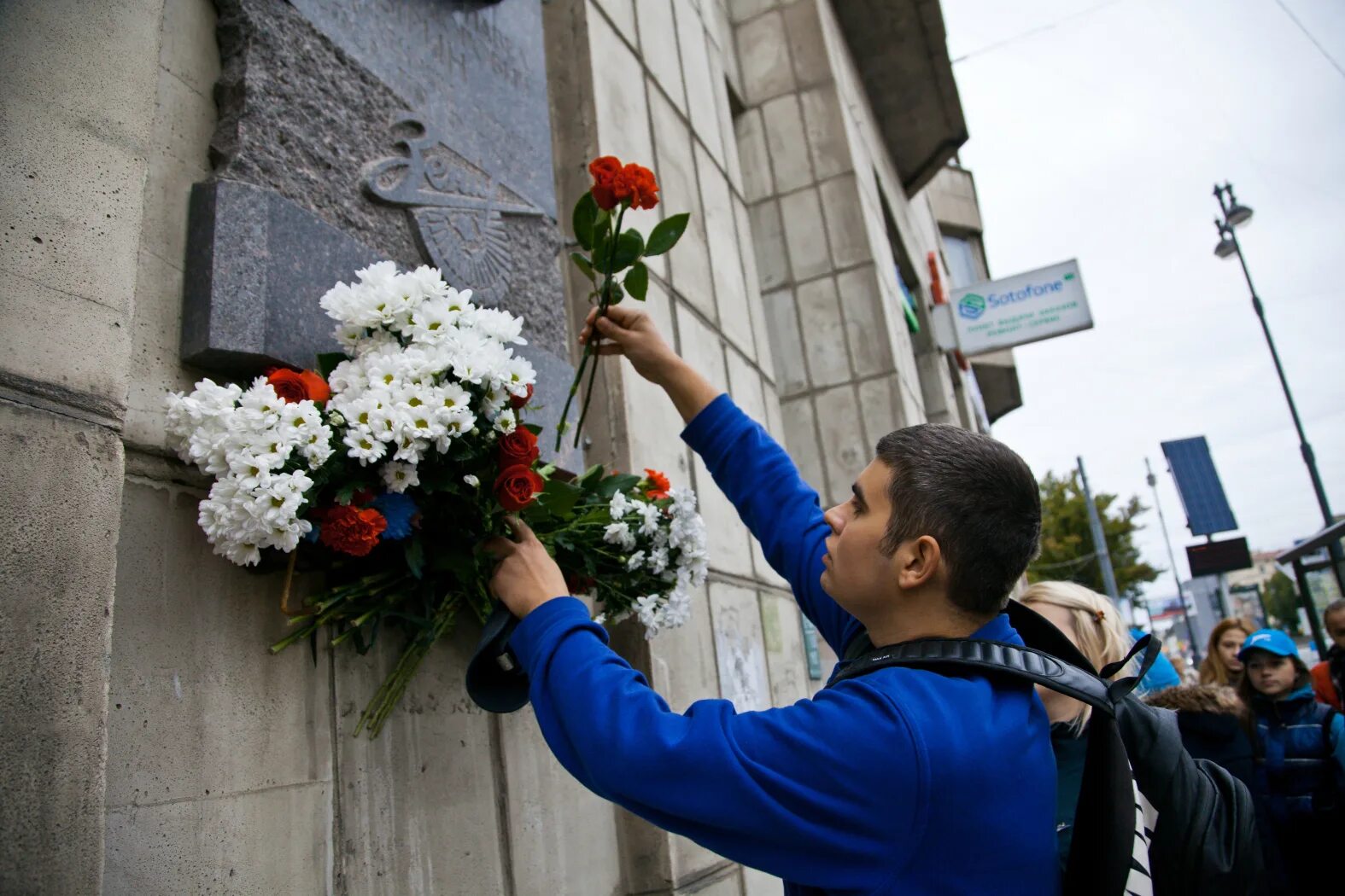 Где можно возложить цветы в спб. Цветы на мемориальную доску. полка для возложения цветов к мемориальной доске. место для возложения цветов. для цветов для мемориальной доски.