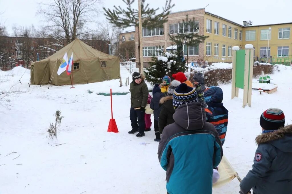 Зарница в детском саду на улице зимой. Зарница в садике зимой. Зарница к 23 февраля в детском саду на улице. Зарница для дошкольников на улице зимой. Сценарий зарницы зимой