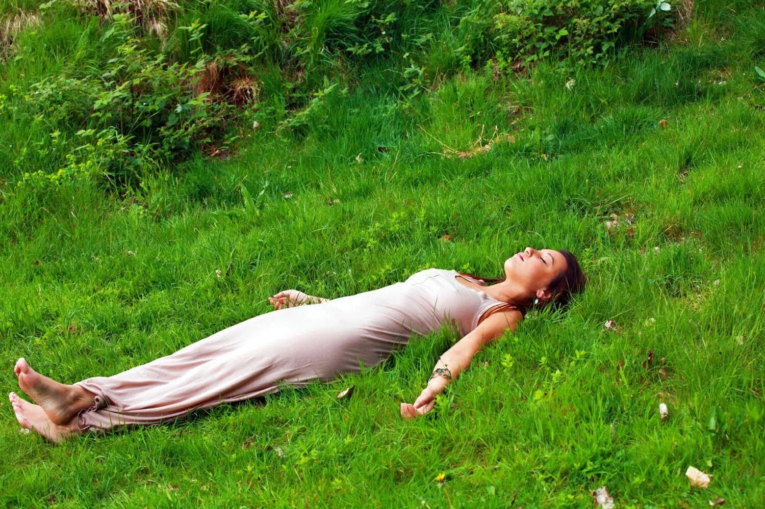 Спокойствие и счастье. Йога медитация. Девушка спокойствие. Человек отдыхает. Движение к цели.