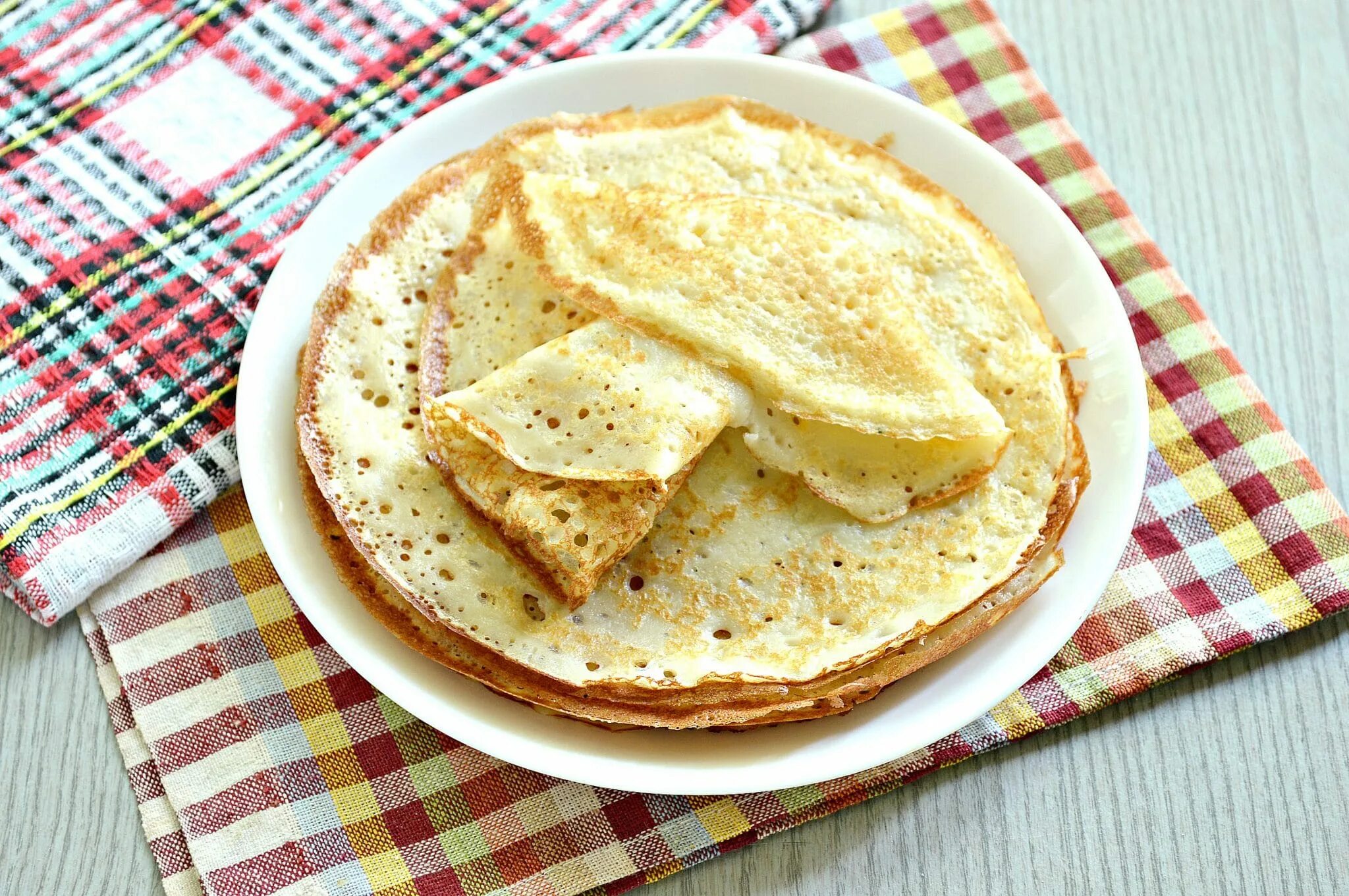 блины на сыворотке от творога очень вкусный. блины на сыворотке. пышные блины на сыворотке. блины из сыворотки рецепт с фото. ажурные блины на сыворотке.