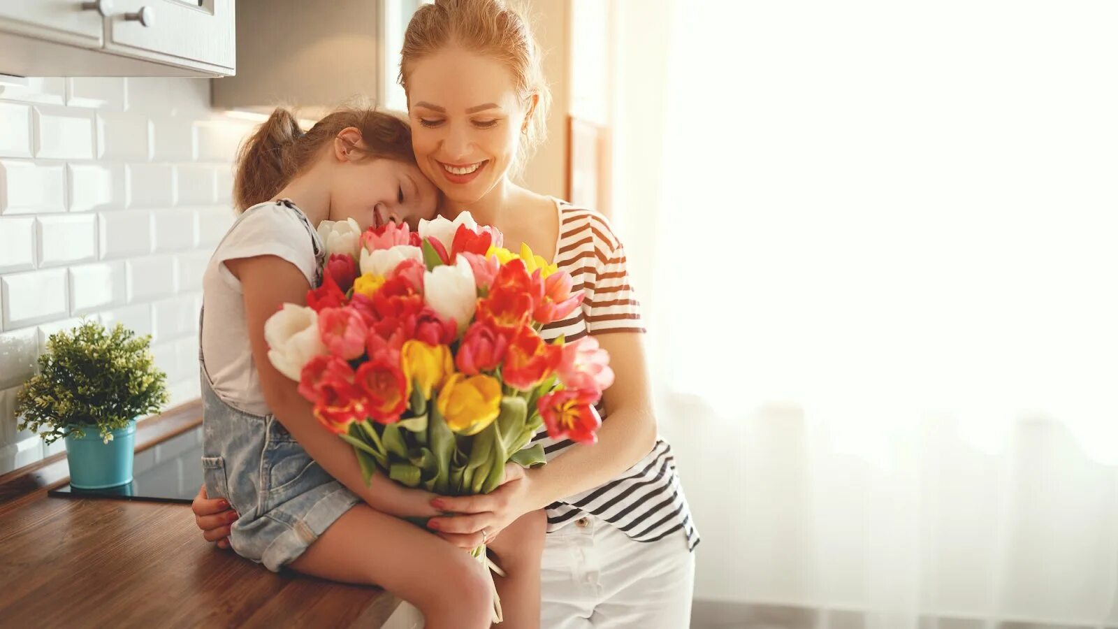 Провести день матери. Цветы для мамы. Ребенок дарит цветы маме. Букет для мамы и Дочки. С днем матери цветы.