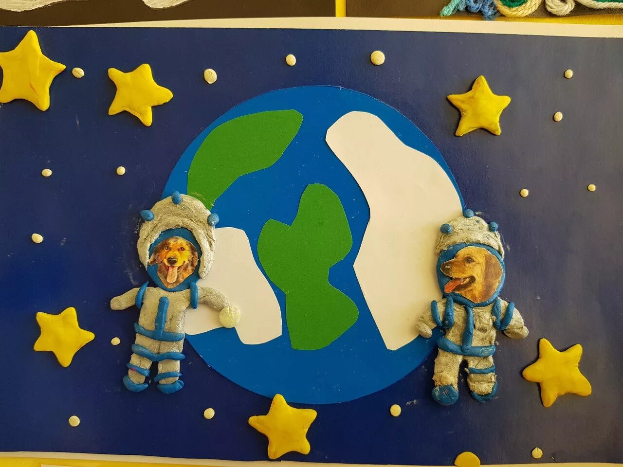 Поделки ко дню космонавтики видео. Поделки на тему космос. Поделка космос в детский сад. Поделка космос для садика. Поделки котдню космонавтики.