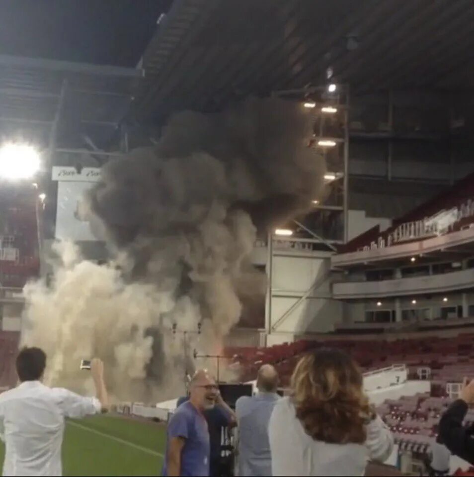 Взрыв на стадионе. Взорванный стадион. Пожар на стадионе.