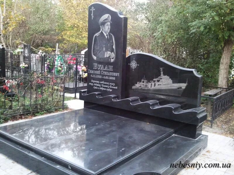 памятник на могилу летчику. памятники гранитные габбро. памятник военному на могилу. надгробие на могилу. памятник из гранита военному.