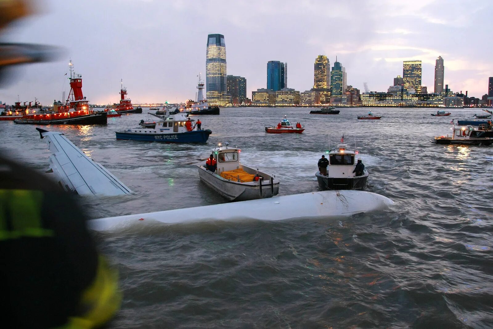 Hudson river plane crash. Гудзон 15 января 2009. Посадка на Гудзон. Нью Йорк 2009 Гудзон. Река Гудзон самолет.