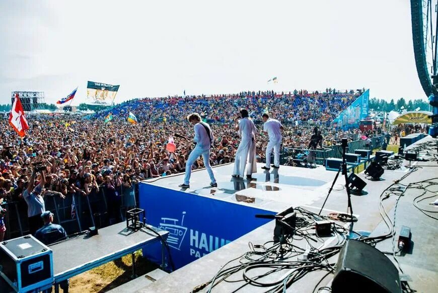 включи поле сейчас. фестиваль нашествие 2003. включи поле сейчас. курск поля вспаханные. концерт нашествие.