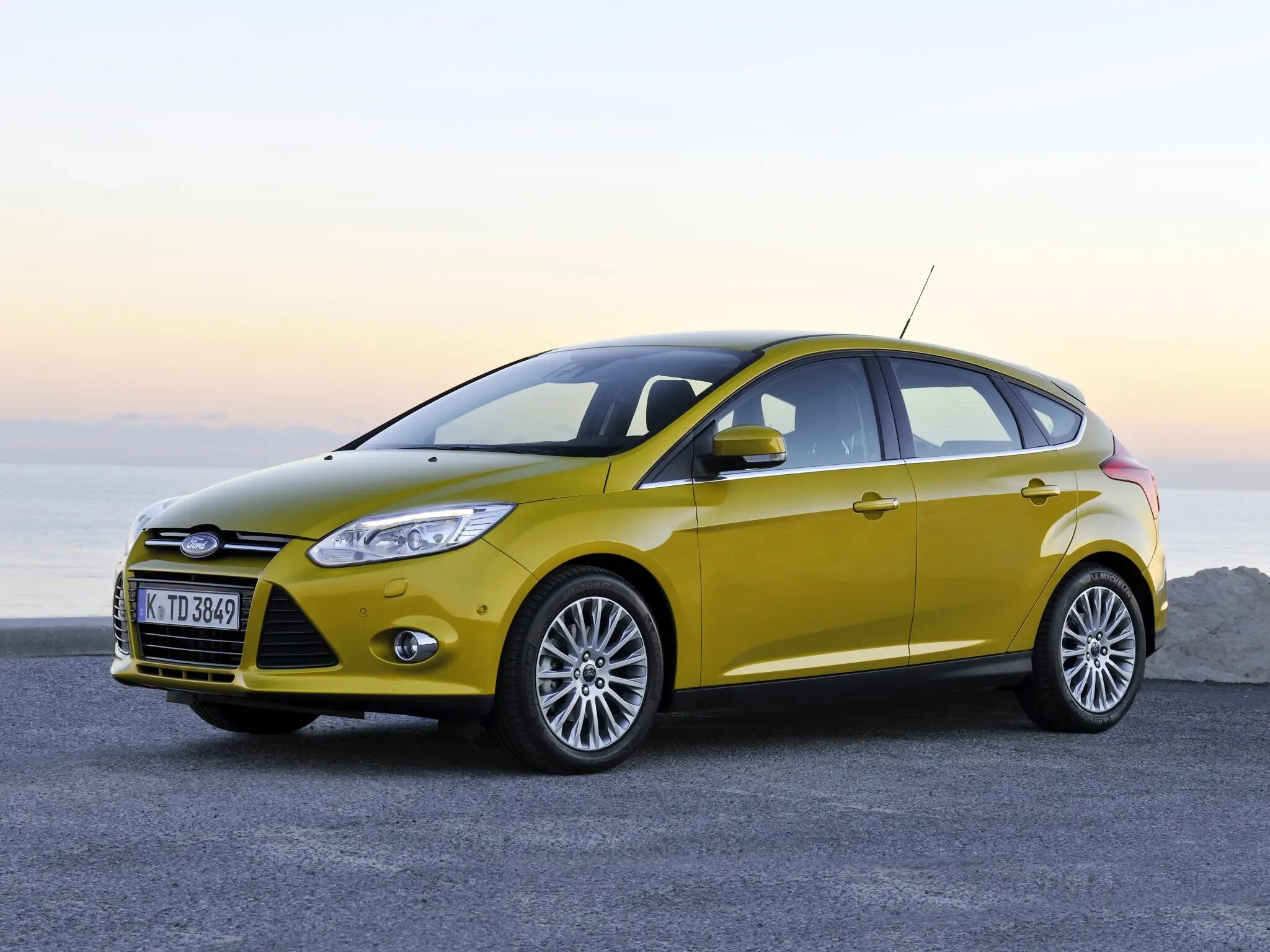 Машина форд фото. Ford Focus Hatchback. Форд фокус 3 поколения хэтчбек. Ford Focus Hatchback 2010. Ford Focus III 2011 - 2015.