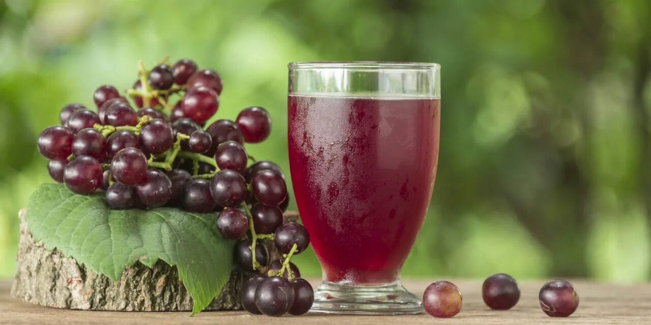 Виноградный сок. Напиток из винограда безалкогольный. Виноградный сок на зиму. Виноград сок.