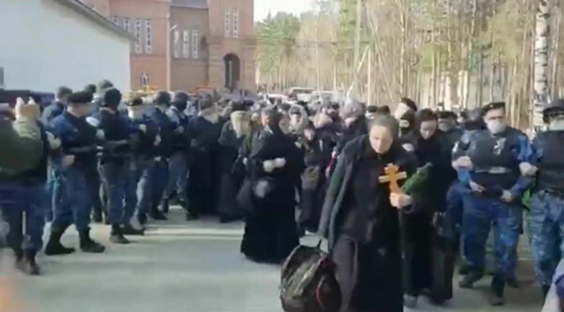 Лица прибывшие. Штурм Среднеуральского монастыря. Среднеуральский женский монастырь штурм. ОМОН штурм монастыря Среднеуральск. ОМОН В Среднеуральском монастыре.