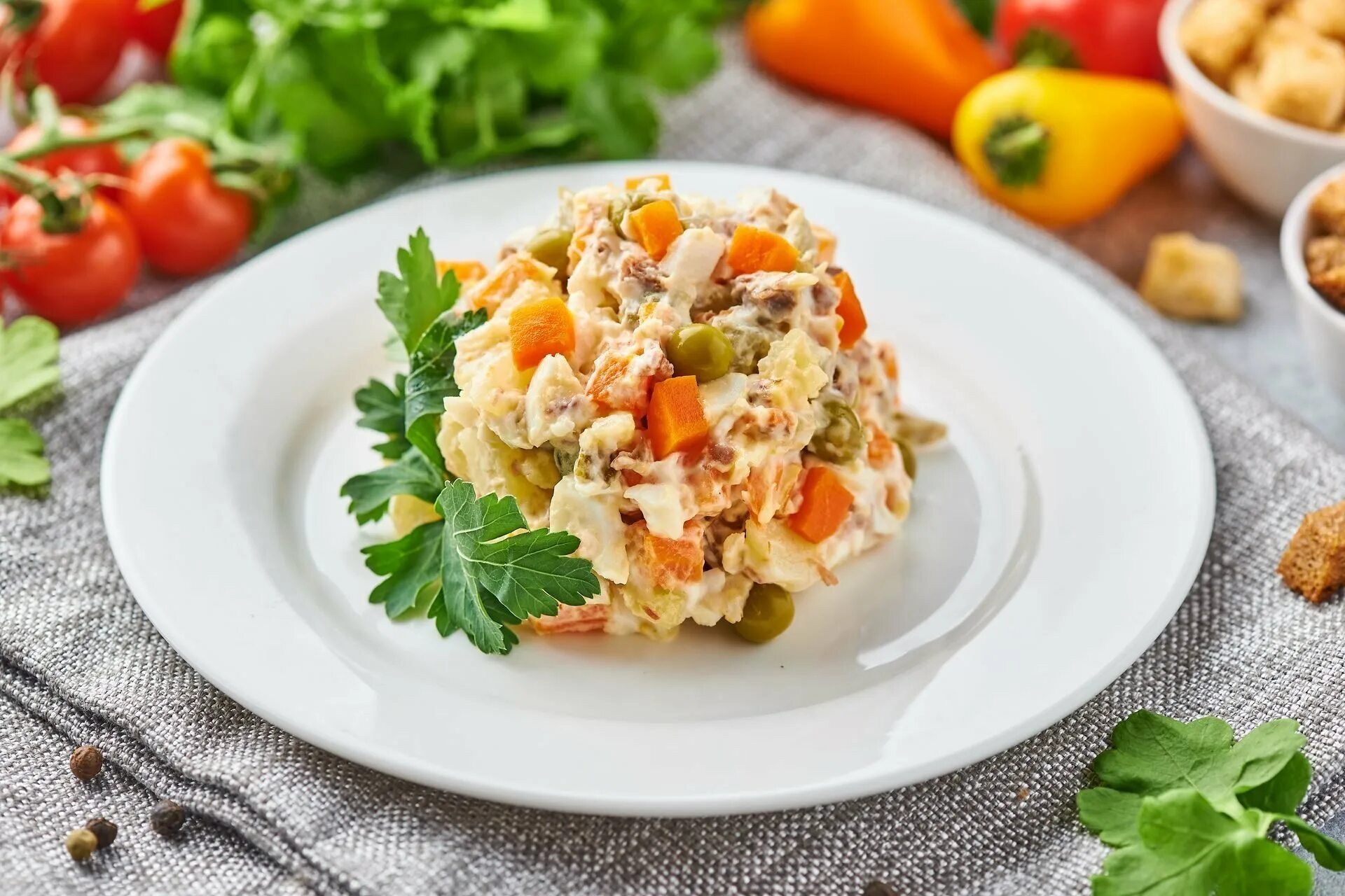 Cәләт цезарь классический. Салат оригинальный рецепт классический. Оригинальная подача оливье. Красивая подача салата оливье. Легкий салат.