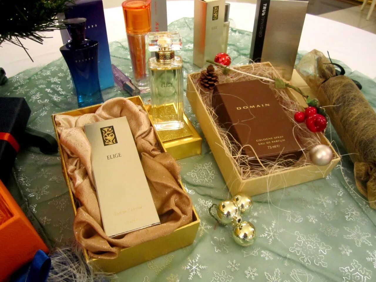 Какие духи подарил. Духи в подарок. Подарок духи мужчине. Духи в подарочной коробке. Красивая упаковка парфюма.