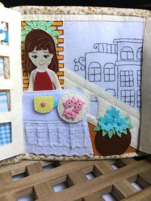 Книжка домик для куклы из фетра. Кукольный домик из фетра. Дом книжка для кукол. Домик из фетра для куклы. Книжка домик для куклы из фетра.