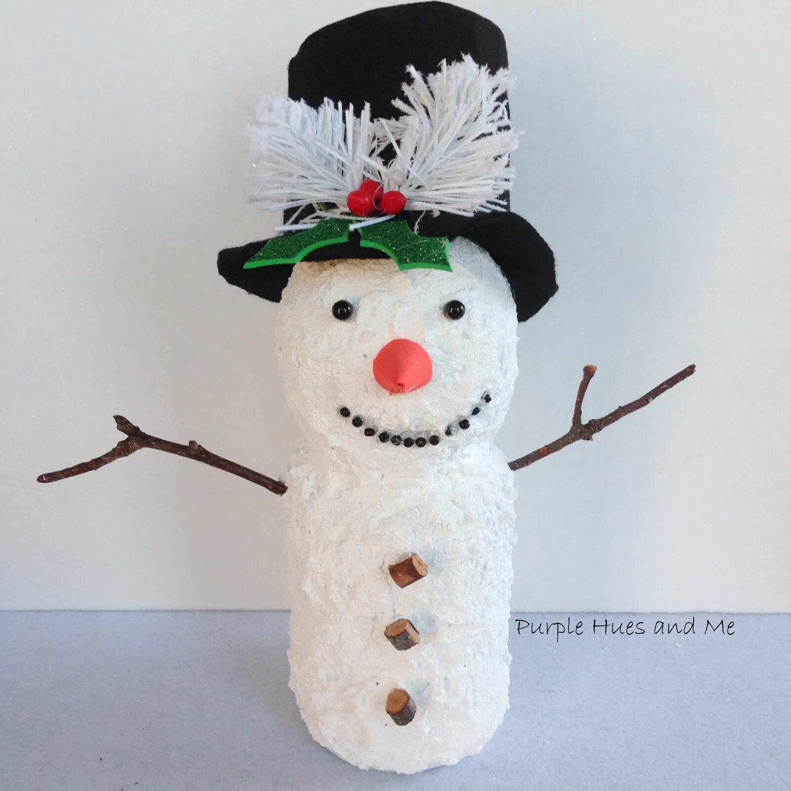 снеговик из баклашки 5 литров. снеговик своими руками на новый год. как сделать снеговика из пластиковой бутылки. как сделать снеговика из пластиковой бутылки. снеговик из бутылки пластиковой и ваты.