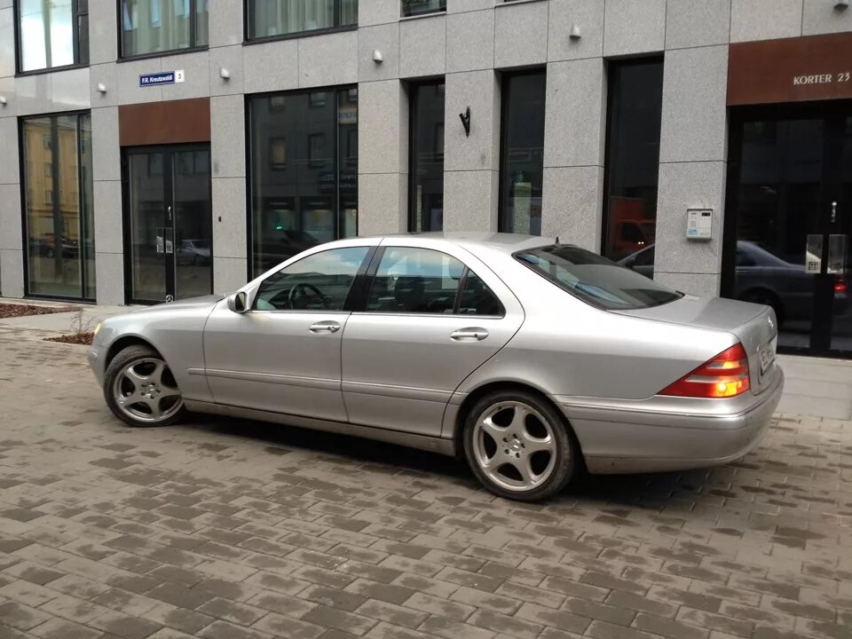 Мерседес s55 amg. Mercedes-benz w220 серебристый. Mercedes w220 carlsson. Мерседес 220 амг. Диски мерседес w220 r18.