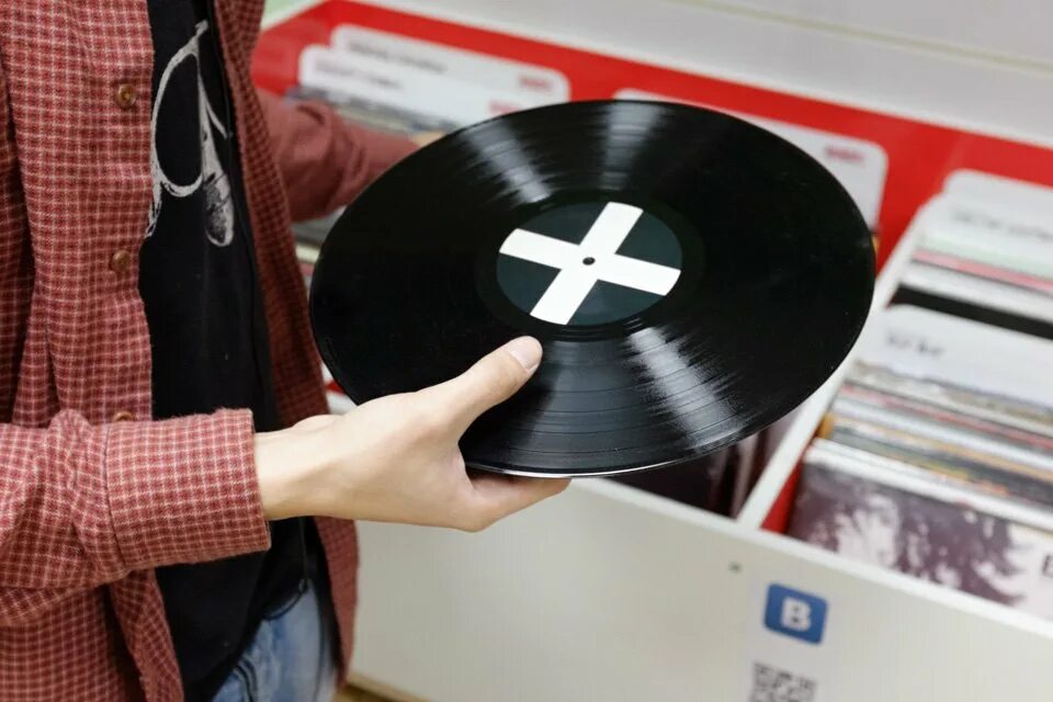 пластинка винил. прозрачная виниловая пластинка. современные виниловые пластинки. виниловый диск. пластинка для компакт компакт диск.