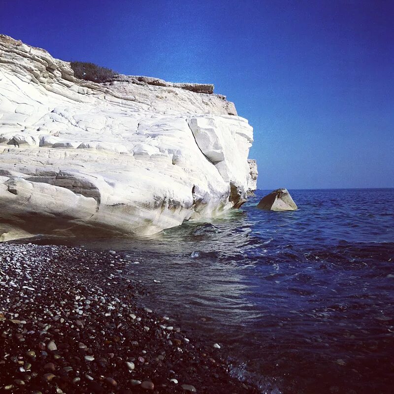 Белые камни где находится. Белые камни Кипр. Море белые скалы. Белая скала. Белые морские камни.