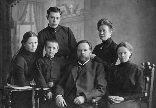 Семья михеевых состоит из пяти человек супругов. Лебедев фото семьи. П Н Лебедев семья картинки.