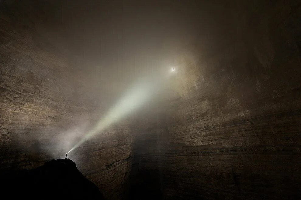 Пещера Эр Ван Донг. Пещера Эр Ван Донг в китайской провинции Чунцин. Робби Шон пещерный фотограф. Свет в пещере. Появился луч света
