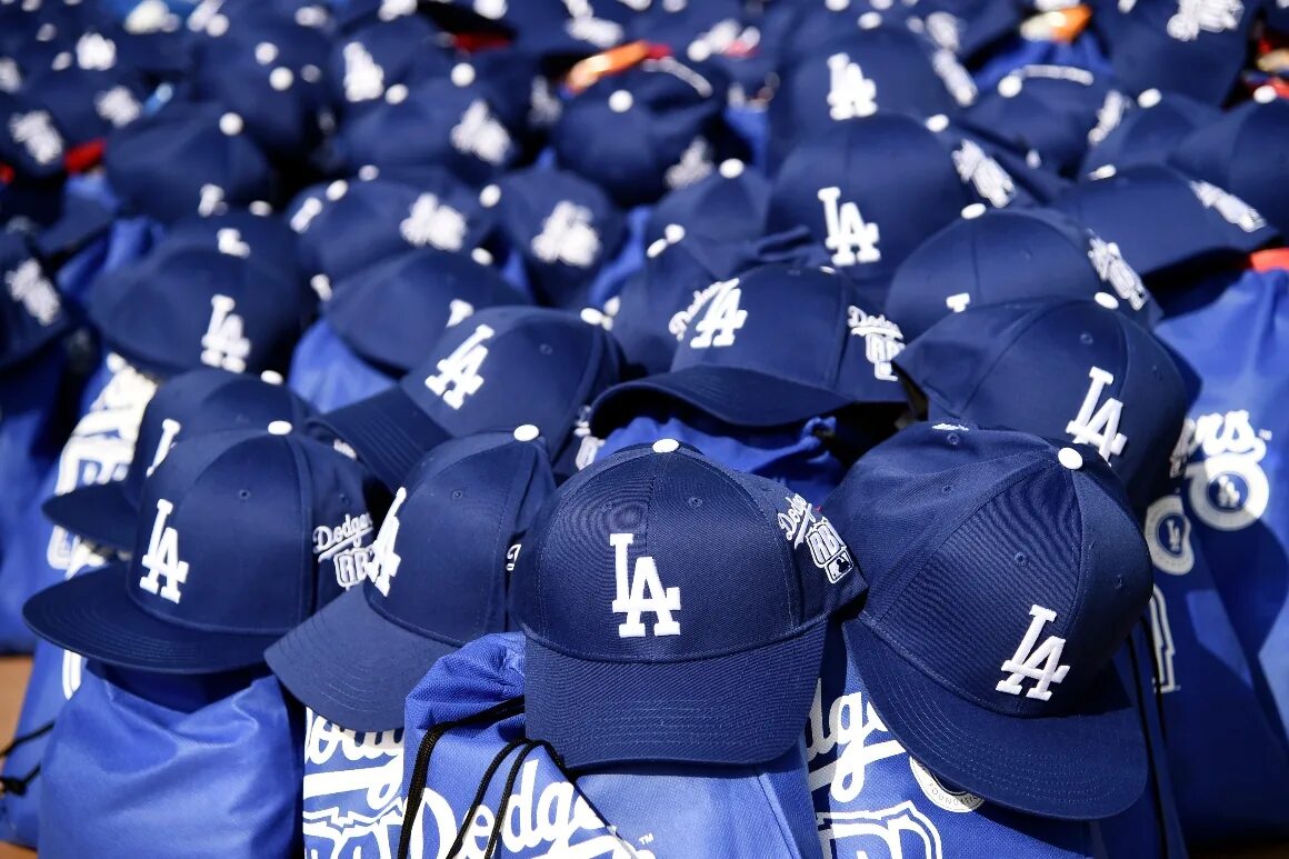 Los angeles dodgers. Лос-Анджелес Доджерс. Бейсболка Лос Анджелес Доджерс. Dodgers команда. Панама-ведро с нашивками New era los Angeles Dodgers.