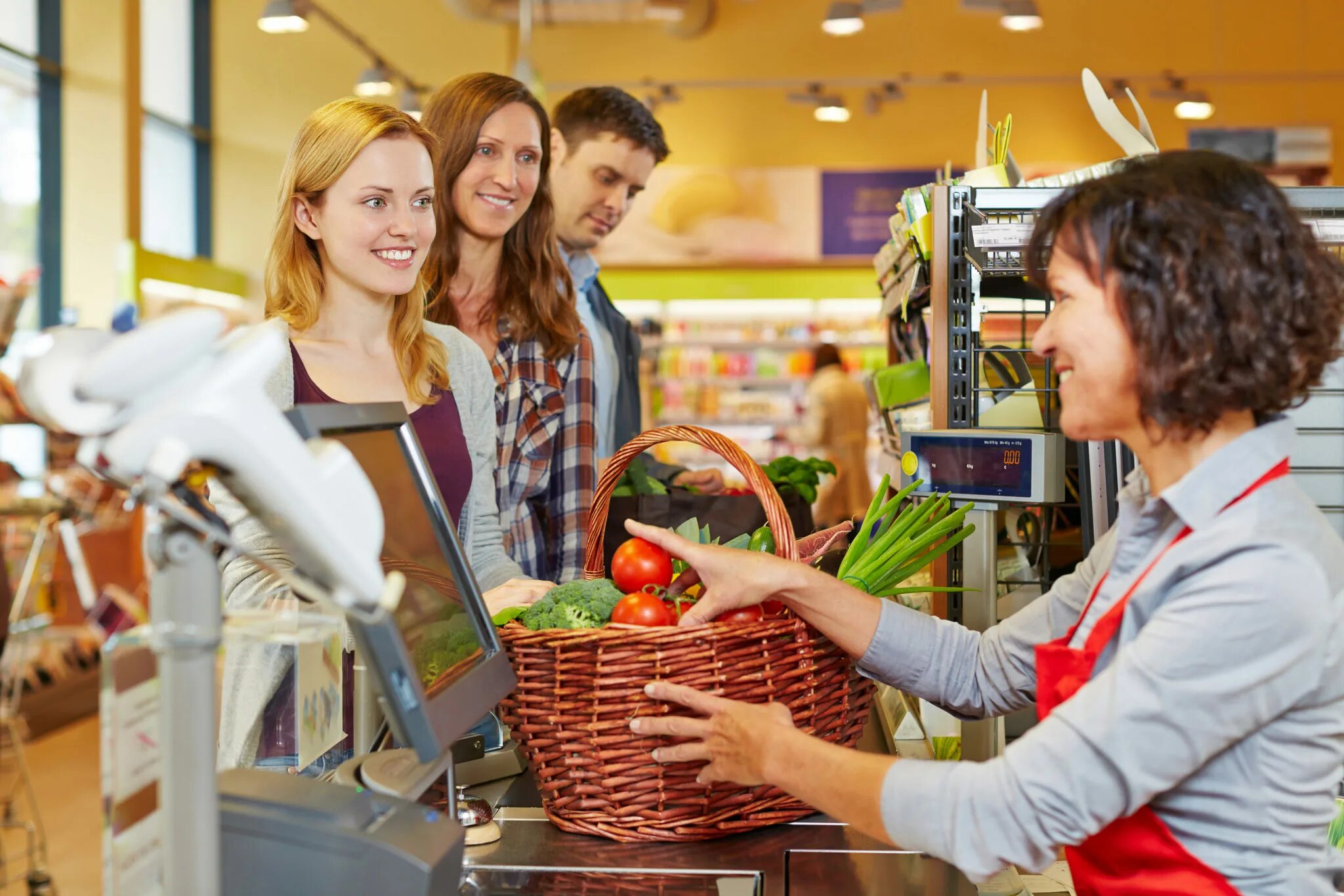 1 the new supermarket. Покупатель в магазине. Продавец и покупатель. Торговля и Общественное питание. Магазин продавец и покупатель.