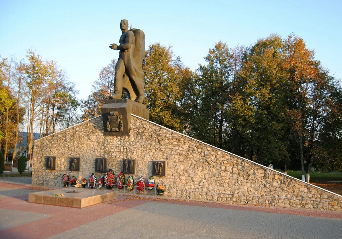 Памятники культуры калужской области. Мемориал в городе Юхнов. Г Юхнов Калужская область. Воинский мемориал Юхнов. Город Юхнов Калужская область.