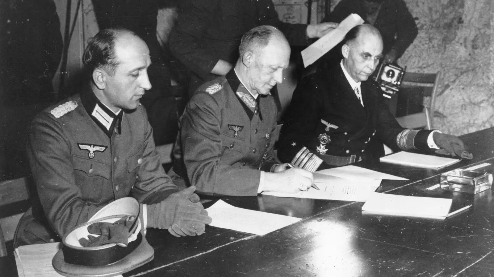 Германия после капитуляции. Подписание капитуляции Германии 1945. Генерал-полковник Йодль.