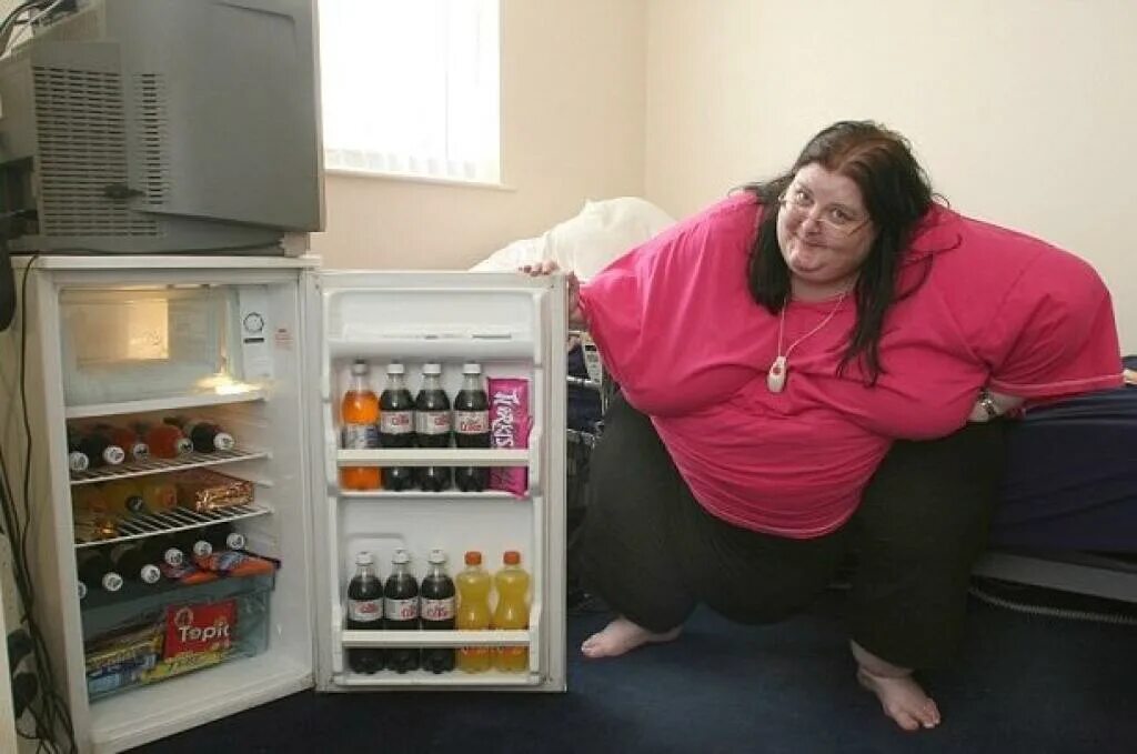 Толстая баба сидит. Толстуха у холодильника.
