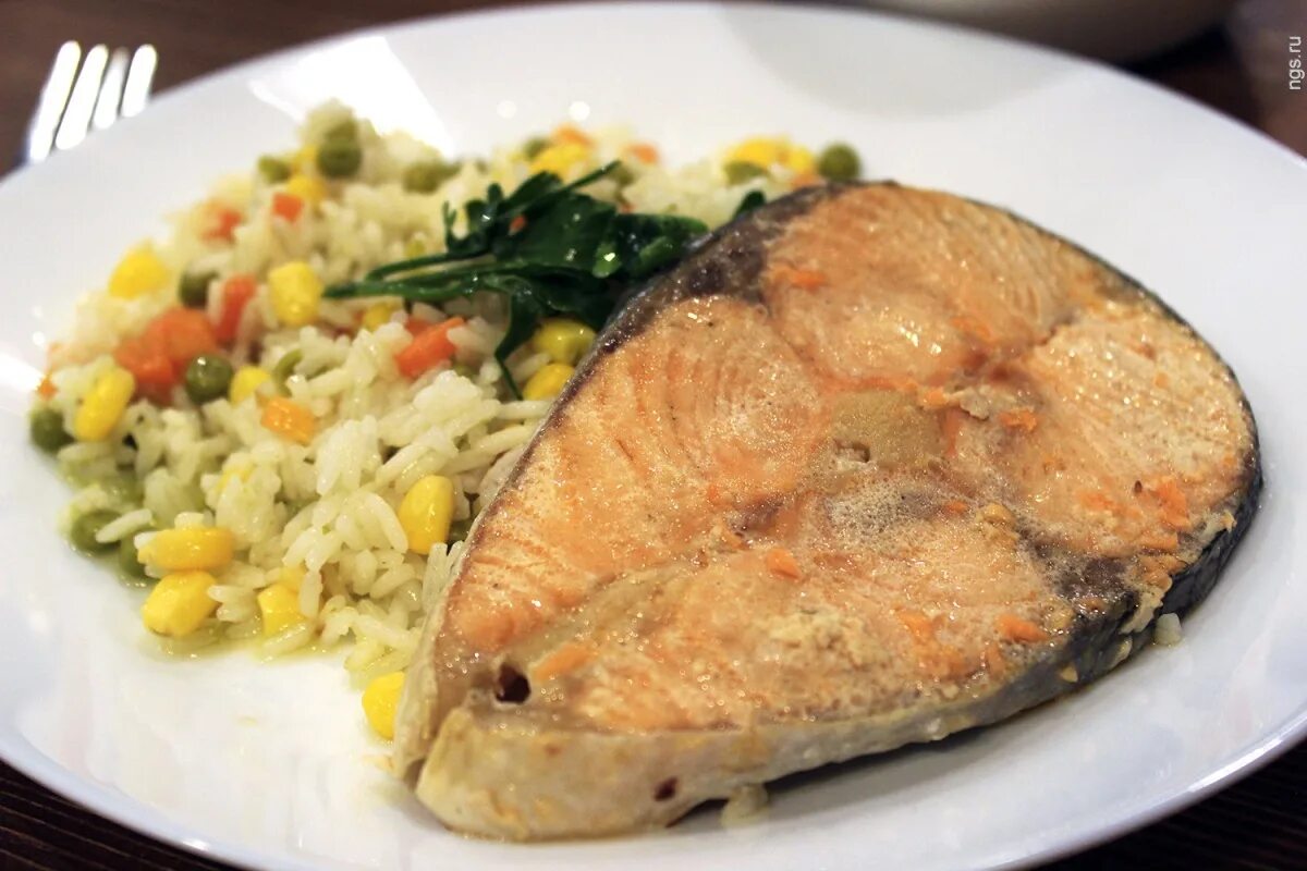 Рис с рыбой и сыром. Рыба с рисом и овощами. Рыба запеченная с рисом. Жареная рыба с рисом. Рыба с рисом в духовке.