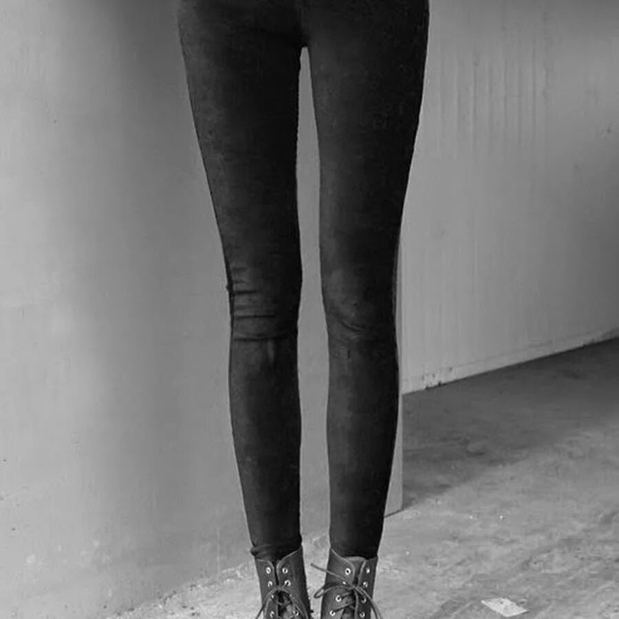 Thigh gap. Худые ноги. Тонкие ноги. Худые ноги у девушки. Очень тонкие ноги.