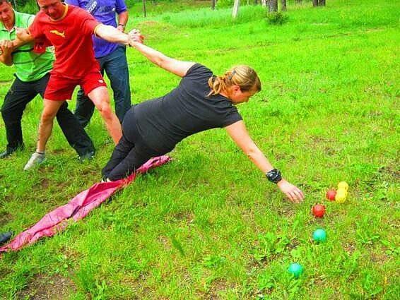 Взрослые игры на воздухе. Спортивные соревнования на природе. Эстафеты на природе. Спортивные развлечения. Спортивные состязания на природе.