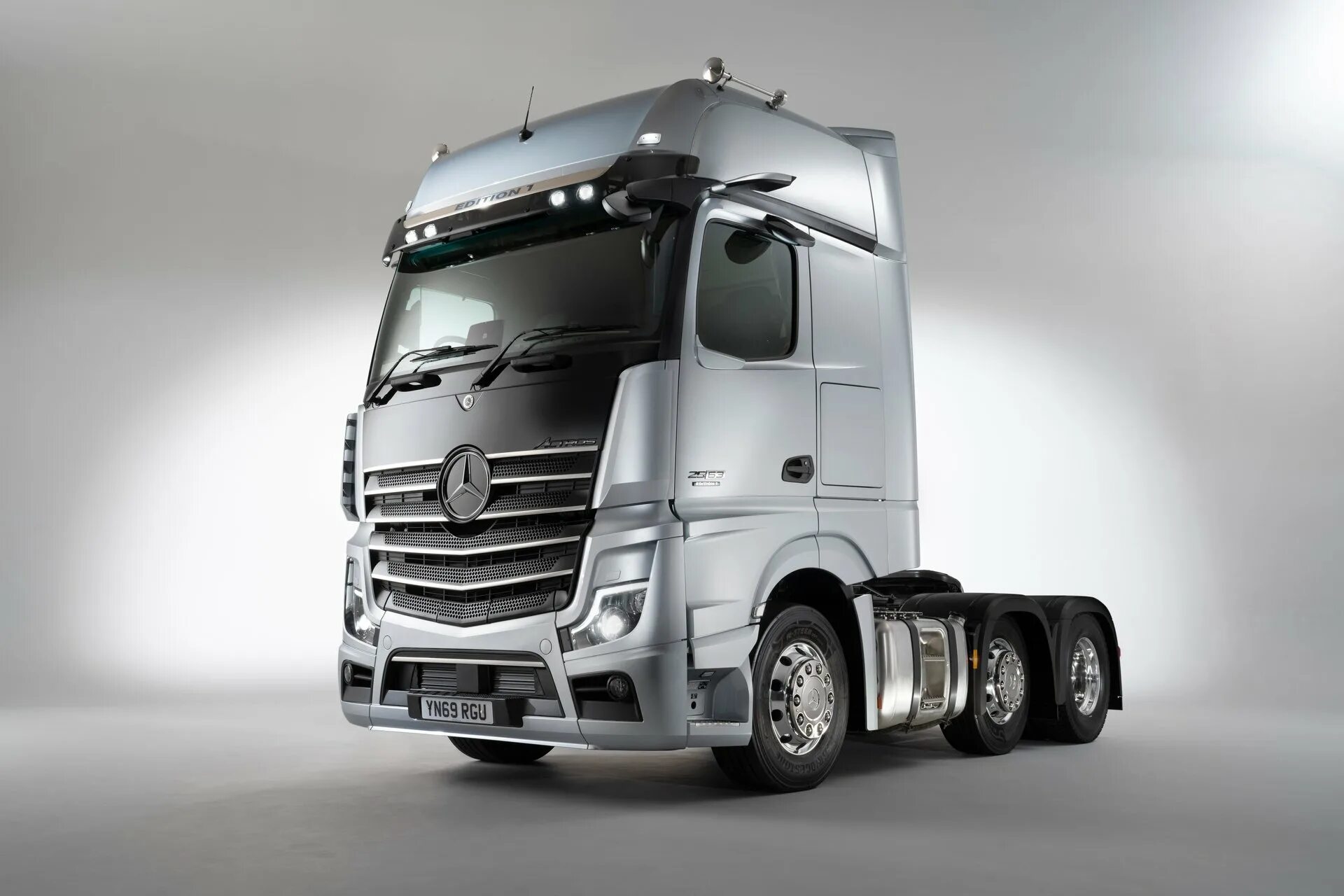 Грузовой автомобиль mercedes. Mercedes-Benz Actros. Мерседес Бенц Актрос. Мерседес Актрос тягач. Мерседес-Бенц Актрос 2020.