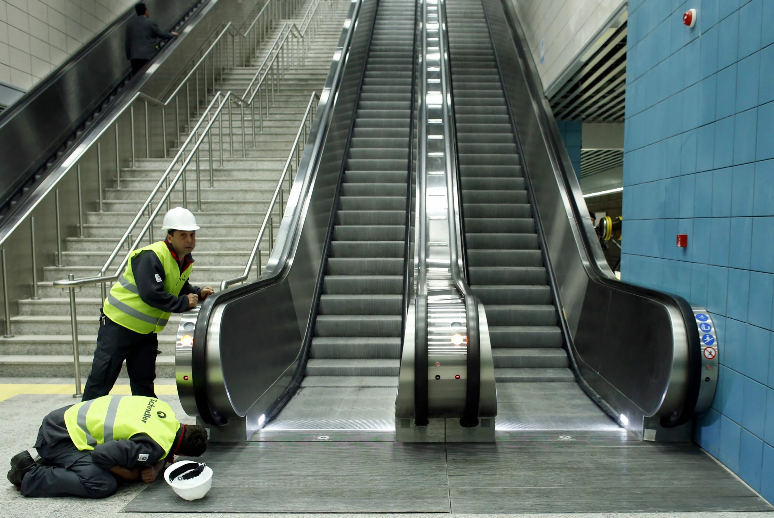 Эскалатор метрополитена поднимает неподвижно. Метро в Стамбуле эскалатор. Эскалатор в метро. Метрополитен эскалатор. Люди на эскалаторе.