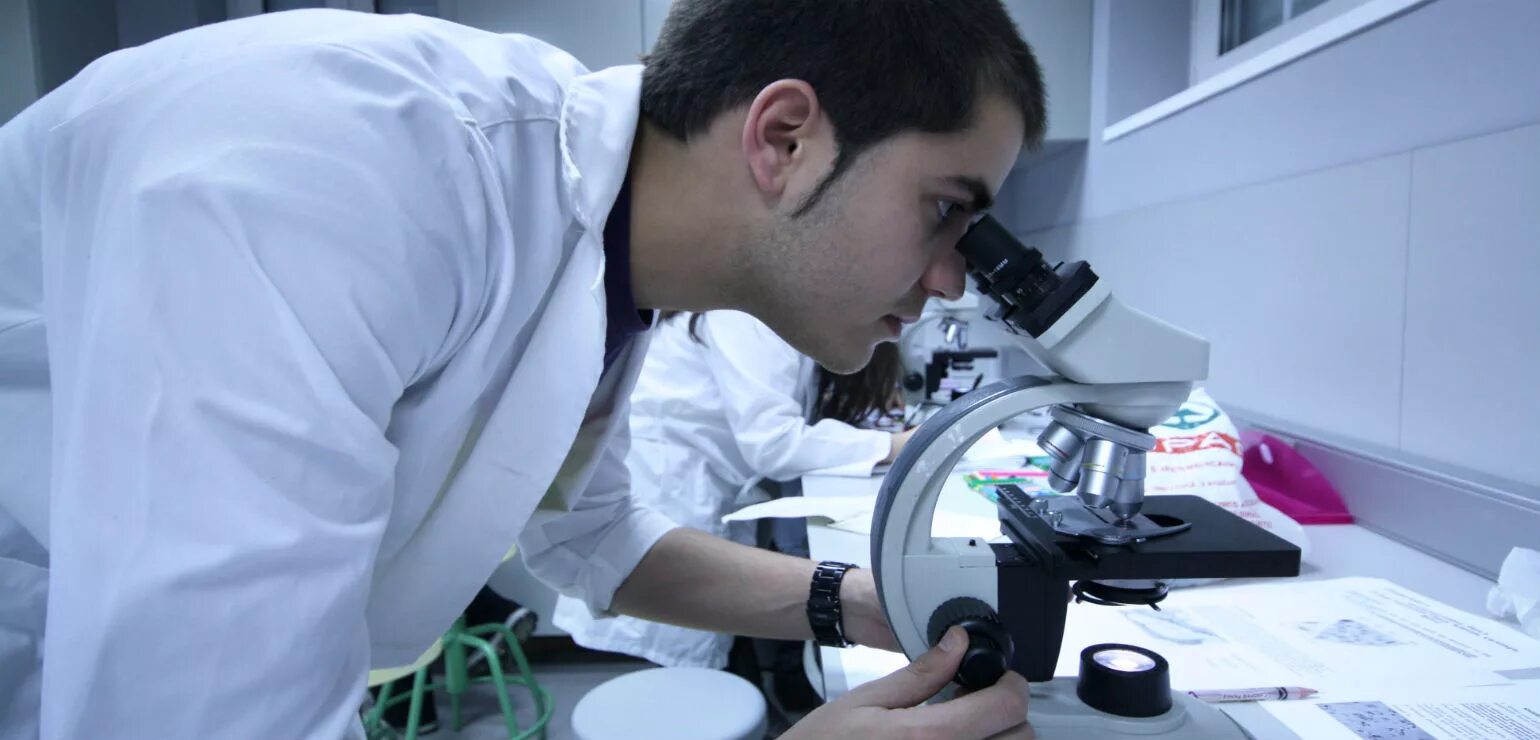 Биофизик профессия. Биофизика исследователи. Биофизик. Биофизик профессия. Биофизика лаборатория.