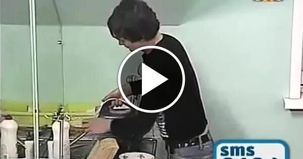 Венцеслав чайник. Венцеслав венгржановский фото приколы. Дом 2 венцеслав мем. Венцеслав и должанский. Венцеслав наливает воду в чайник.