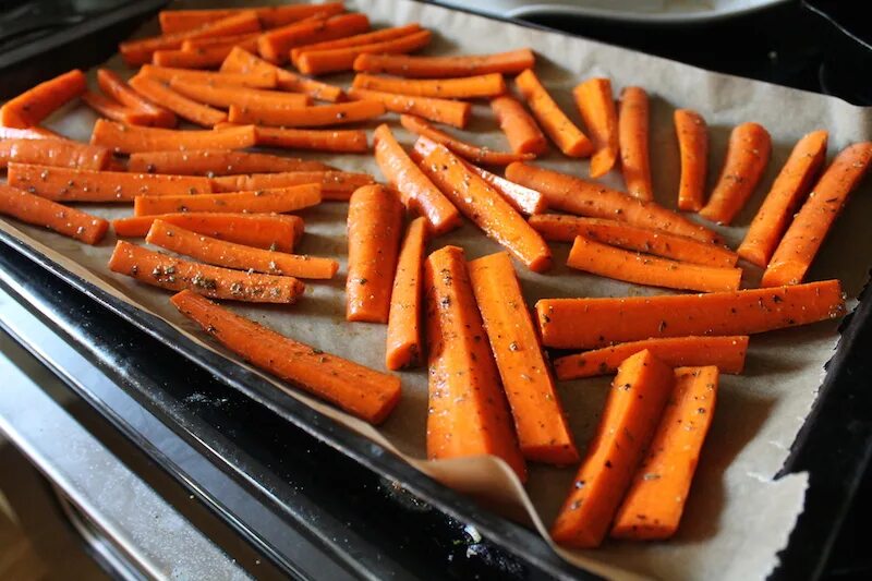 Как вкусно приготовить морковь. Морковные палочки. Запеченная морковь в духовке. Морковка из палочек. Запеченные морковные палочки.