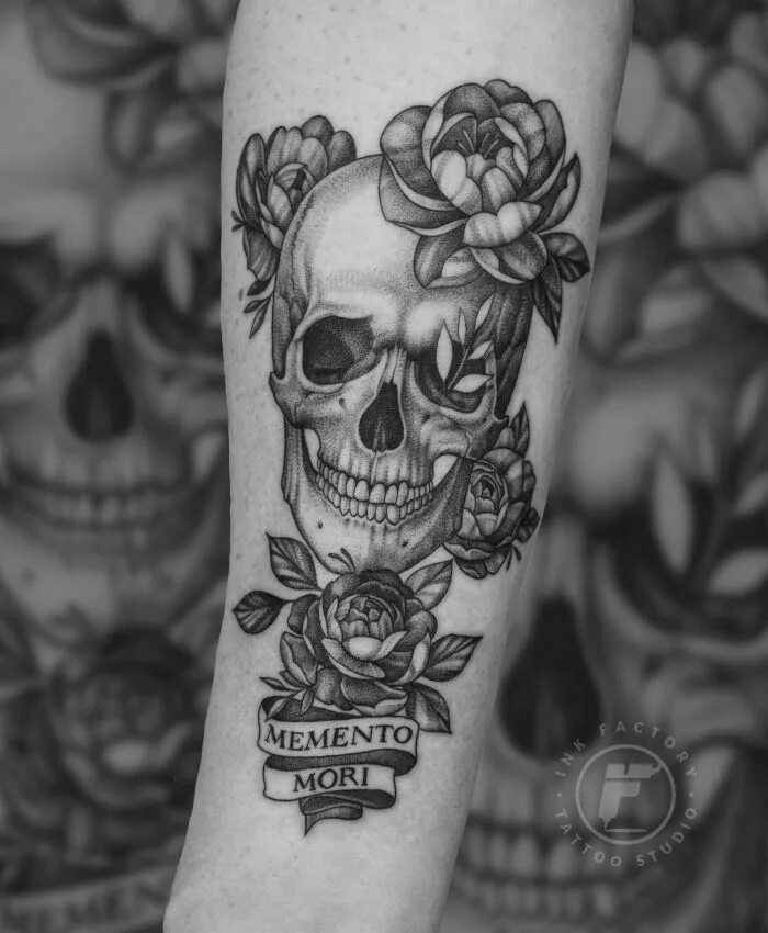 Татуировка мементо мори. Автонаклейки memento mori. Татуировки на руку. Memento mori тату эскиз. Мементо мори тату эскиз руки.