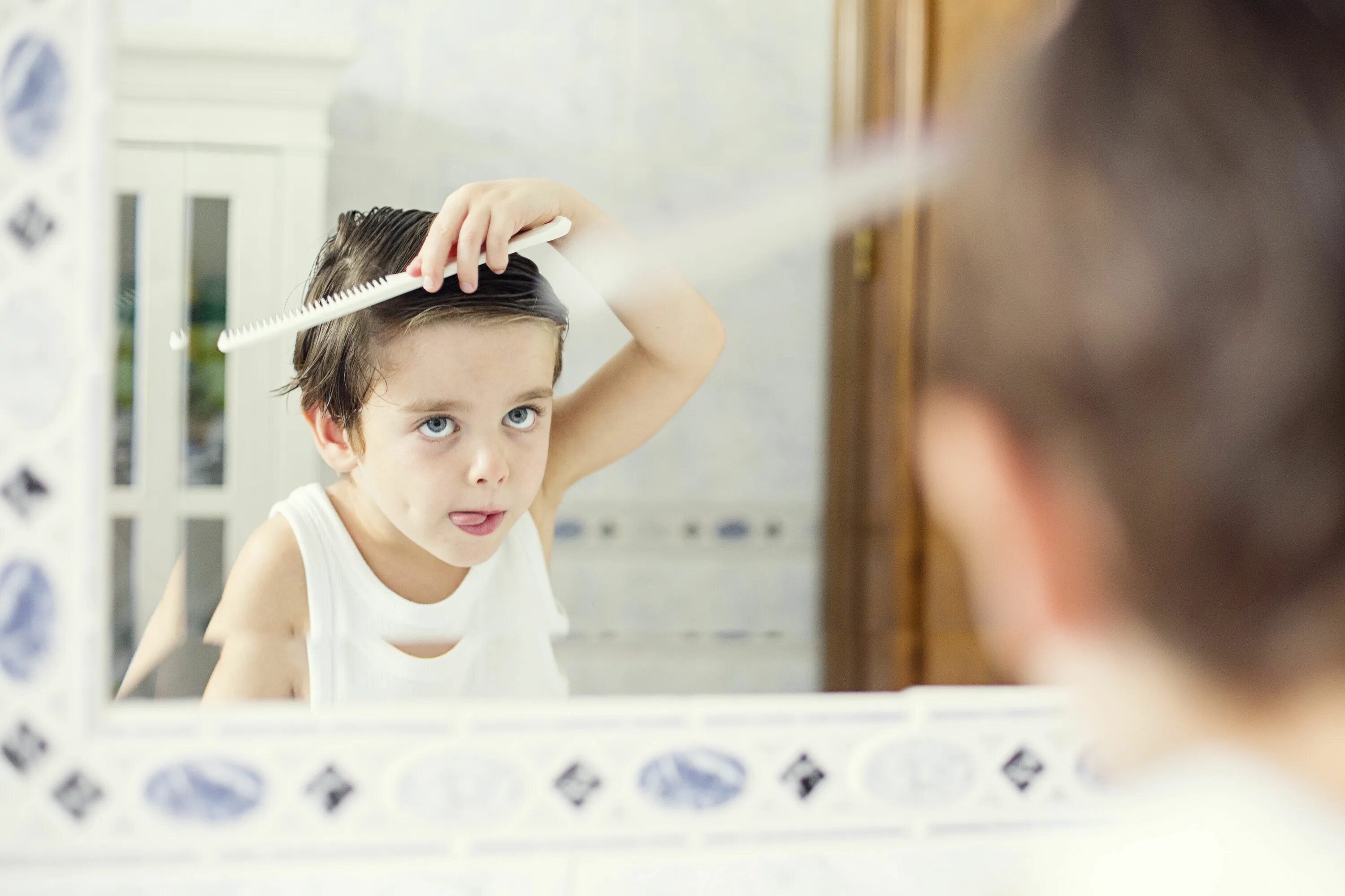 Умойся причешись. Зеркало для детей. Расчесывается перед зеркалом. Дети и зеркало причесываться. Мальчик смотрится в зеркало.