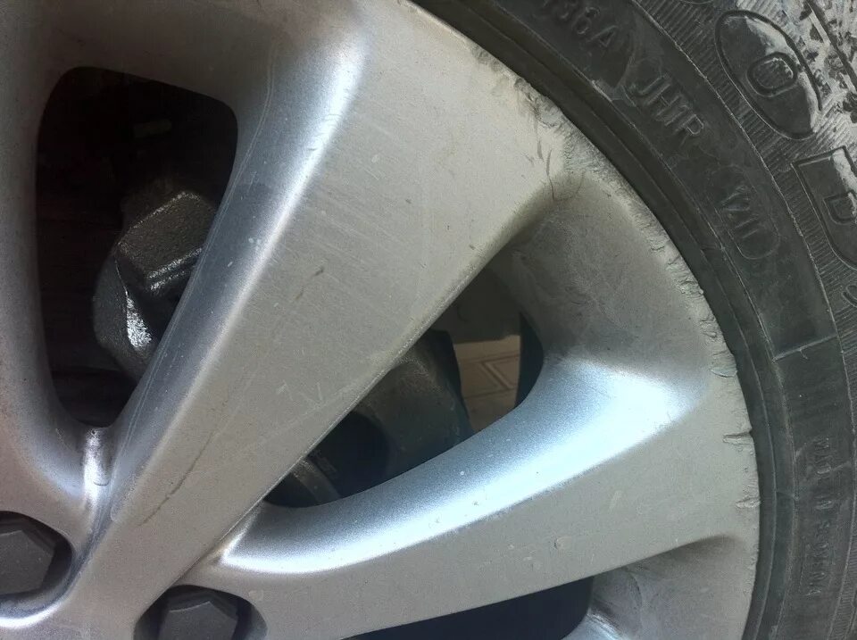 Поцарапанный диск литой. Колесо на бордюре. Диск об бордюр. Царапина на диске. Диск об бордюр.