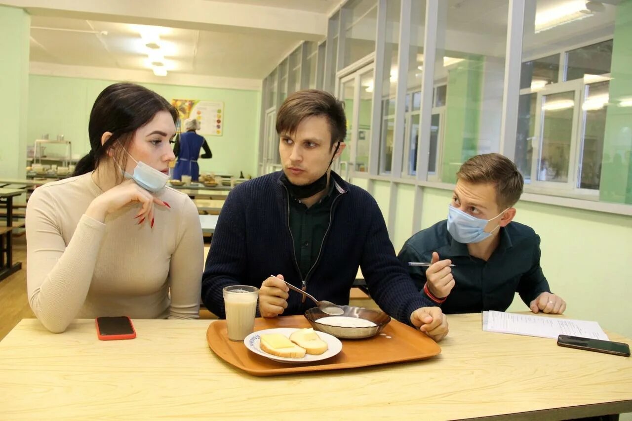 Контроль школьного питания. Студенты в столовой. Родительский контроль в школе. Родительский контроль столовая. Студенты кушают в столовой.