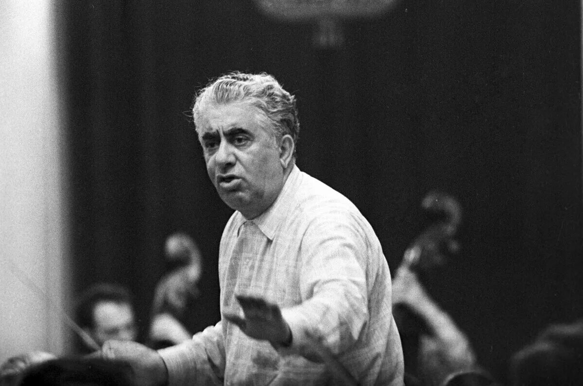 Арам хачатурян. Хачатурян композитор. Арам ильич хачатурян. Джон десмонд бернал британский физик. Арам хачатурян дирижер.