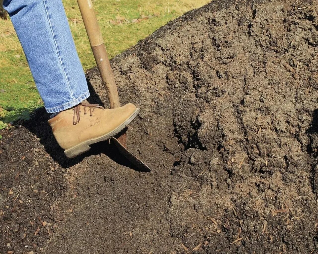 Digging holes. Перекопка почвы. Лопата для копки огорода. Копать землю. Копка участка.