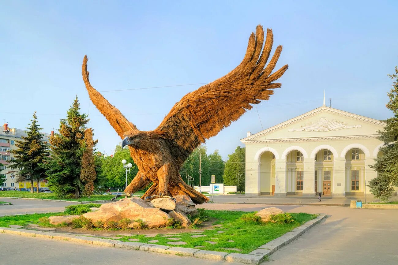 Орел поступи. Памятник Орлу в Орле. Символ города орла. ЖД вокзал орёл.Орел памятник. Город Орел скульптура "Орел-основатель".